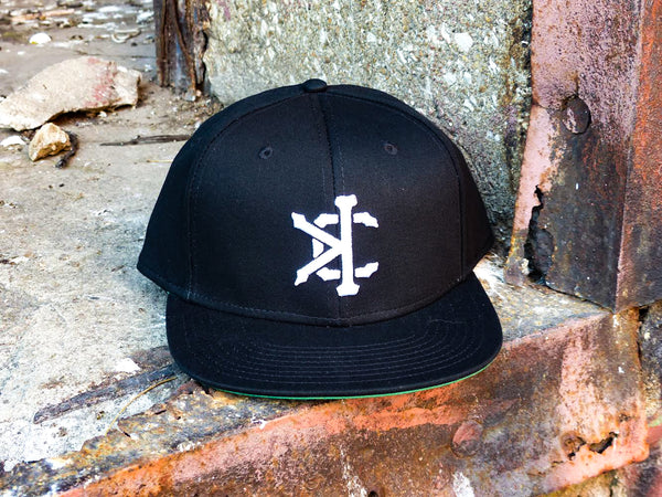 Signature Snap-back in Black